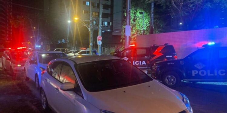 Sete viaturas da Polícia Militar foram enviadas ao local para conter o tiroteio