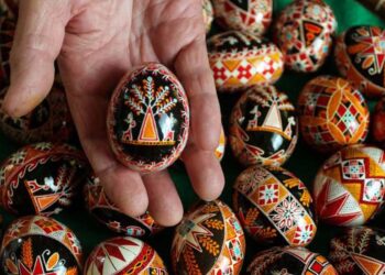 Pêssanka ou Pysanka, é um ovo colorido à mão, de origem e tradição eslava