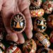 Pêssanka ou Pysanka, é um ovo colorido à mão, de origem e tradição eslava