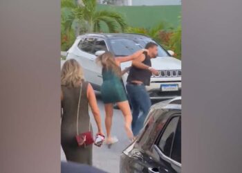 Amiga da suposta vítima agarra médico para tentar impedir fuga