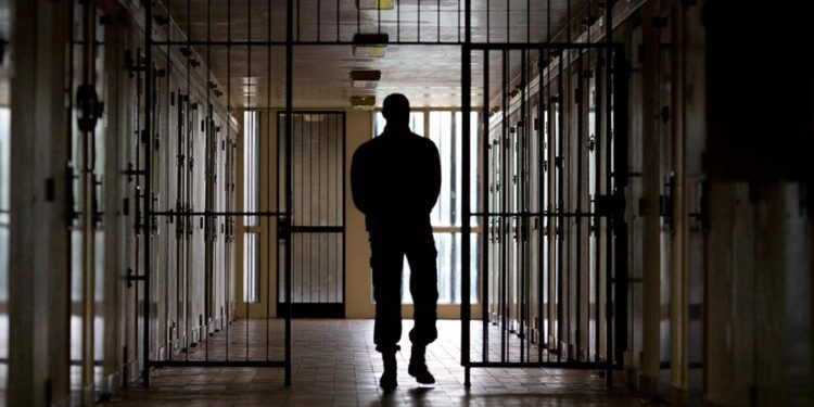 Medidas cautelares ordenadas pelo ministro da Suprema Corte incluem uso de tornozeleira eletrônica e proibição a uso de redes sociais.