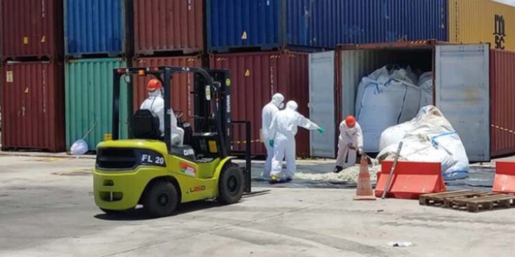PF encontrou carregamento de lixo hospitalar no Porto de Suape, em Ipojuca