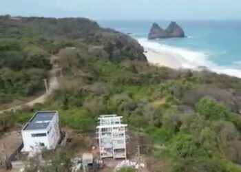 Mansão da jornalista Ana Clara Marinho sendo construída em Noronha