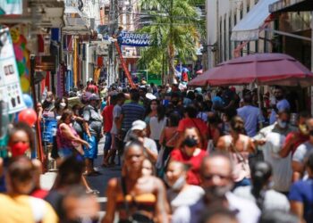 Pedestres transitam no Centro do Recife | Foto: Leandro de Santana