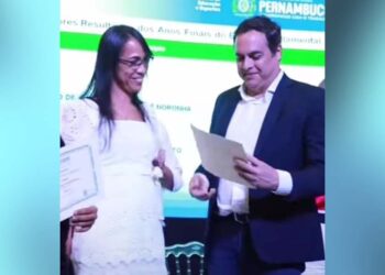 Taynee dos Santos com o ex-Governador Paulo Câmara, ex-PSB