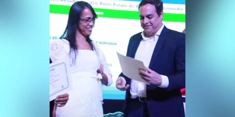 Taynee dos Santos com o ex-Governador Paulo Câmara, ex-PSB