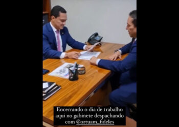 André Ferreira (esq) despachando com seu assessor Ortuam Fidelis (dir)