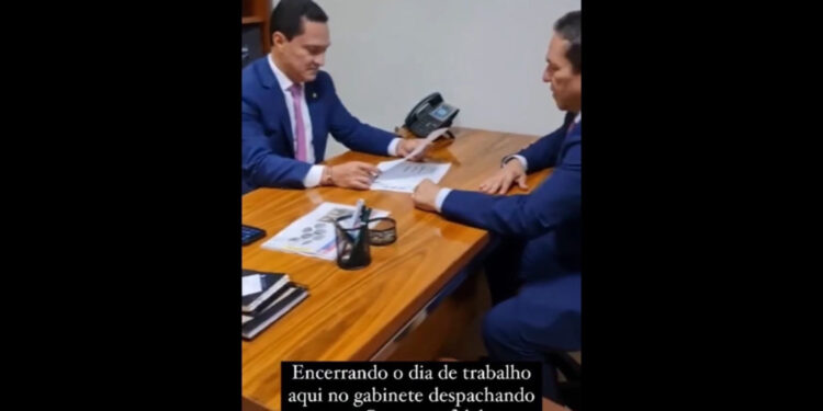 André Ferreira (esq) despachando com seu assessor Ortuam Fidelis (dir)