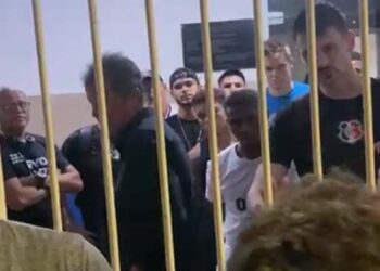 Membros de torcida organizada do Santa Cruz cobram jogadores no vestiário após derrota para o Íbis.