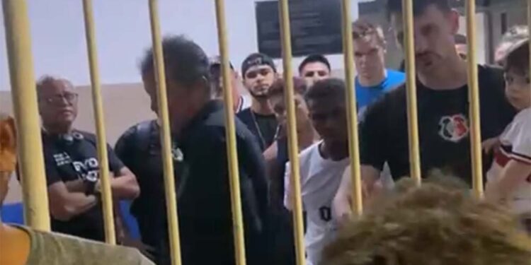 Membros de torcida organizada do Santa Cruz cobram jogadores no vestiário após derrota para o Íbis.