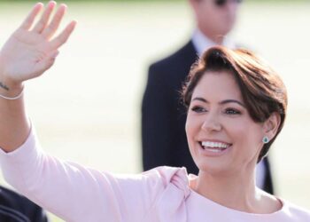 Possível inelegibilidade de Jair Bolsonaro leva partidos de direita a procurar novo candidato para 2026.