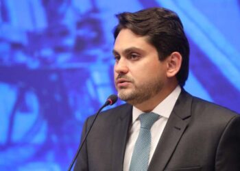 Lula convoca ministro para reunião hoje e ameaça demiti-lo, caso não explique uso de avião da FAB para ir a leilão de cavalos.