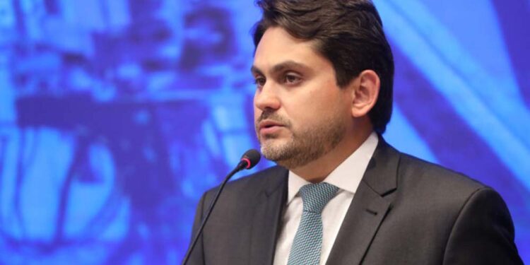 Lula convoca ministro para reunião hoje e ameaça demiti-lo, caso não explique uso de avião da FAB para ir a leilão de cavalos.