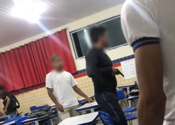 Vigilante de escola com arma em punho dentro de sala de aula em escola estadual no Recife.