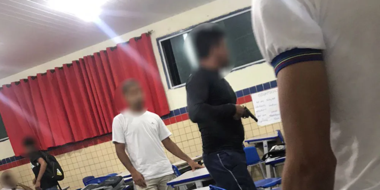 Vigilante de escola com arma em punho dentro de sala de aula em escola estadual no Recife.