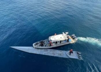 Outras duas pessoas foram resgatadas com vida e foram transferidas para um navio