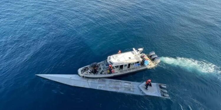 Outras duas pessoas foram resgatadas com vida e foram transferidas para um navio