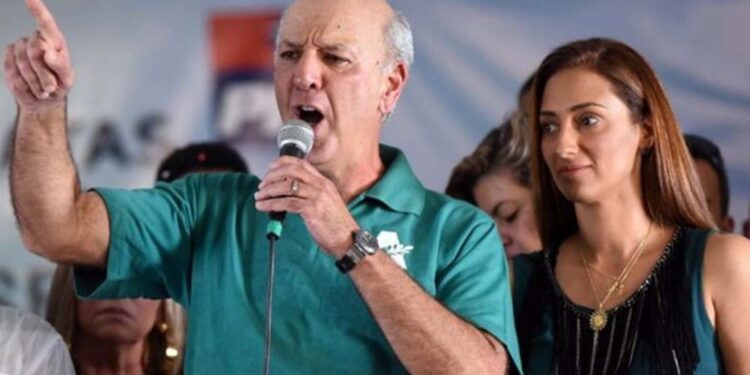 O casamento de quase 16 anos de Flávia Arruda e José Roberto chega ao fim.