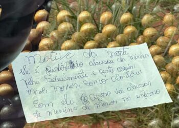 O autor do homicídio deixou um bilhete ao lado do corpo em que alega que vítima abusou sexualmente da filha dele.