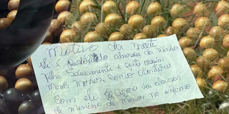 O autor do homicídio deixou um bilhete ao lado do corpo em que alega que vítima abusou sexualmente da filha dele.
