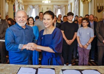 Lula e Lyra firmam acordo para gerenciar Noronha.