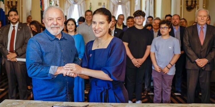 Lula e Lyra firmam acordo para gerenciar Noronha.