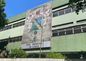 Festa do golpe de 64 no Rio tem militares de bengala e camisa da seleção.