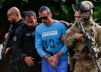 Marcola, apontado como líder do PCC, é levado para helicóptero após ser atendido em hospital em Brasília.