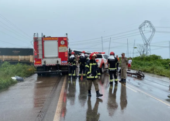 Acidente entre micro-ônibus e caminhão deixou mortos no Pará.