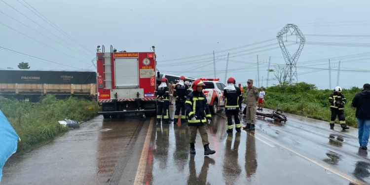 Acidente entre micro-ônibus e caminhão deixou mortos no Pará.