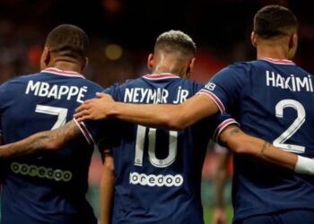 Mbappé, Neymar e Hakimi durante jogo do PSG