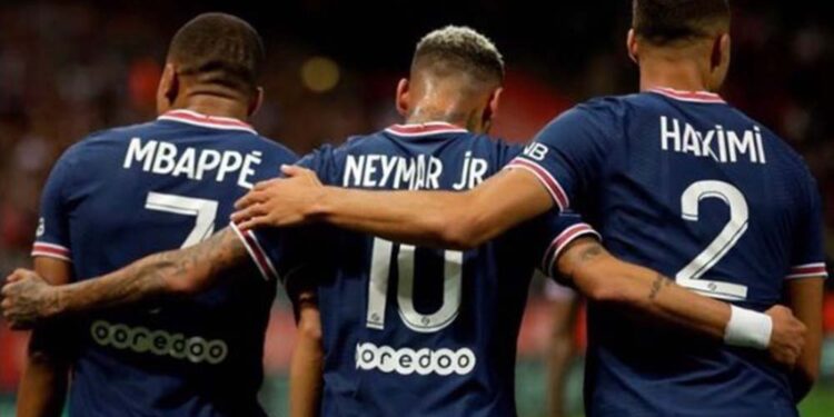 Mbappé, Neymar e Hakimi durante jogo do PSG