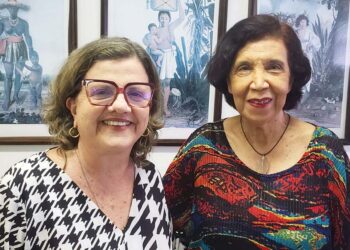 Teresa Leitão e a professora Márcia Ângela Aguiar.