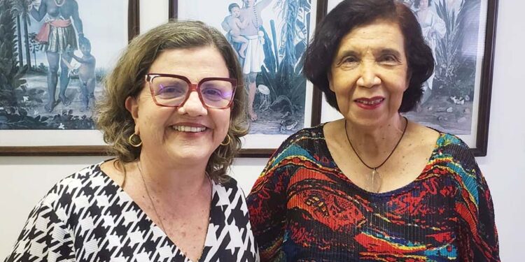 Teresa Leitão e a professora Márcia Ângela Aguiar.