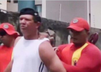 Homem que resistiu a prisão é levado por dois bombeiros