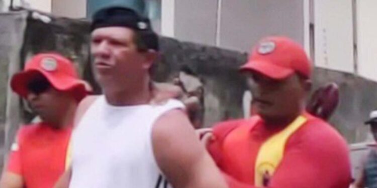 Homem que resistiu a prisão é levado por dois bombeiros