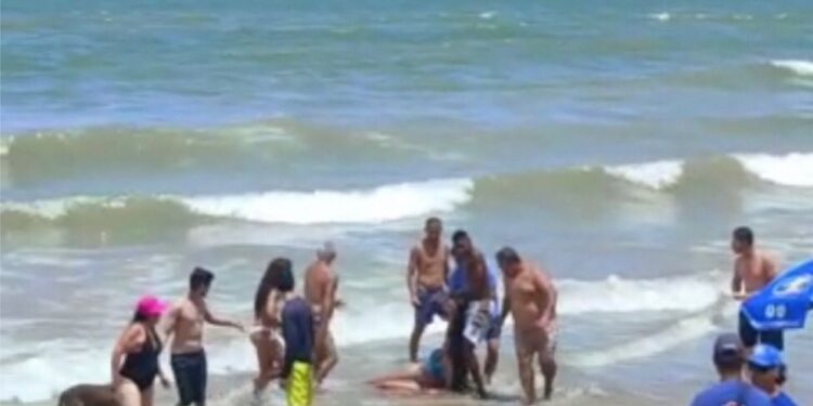 Jovem atacada por tubarão hoje (6), na praia de Piedade