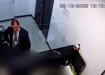 Sargento Jairo, no Aeroporto de Guarulhos mostrando ao auditor, um ofício enviado pelo tenente-coronel Mauro Cid, braço direito de Bolsonaro