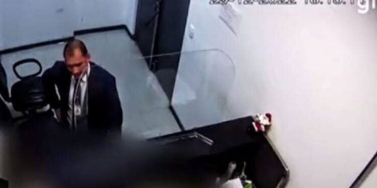 Sargento Jairo, no Aeroporto de Guarulhos mostrando ao auditor, um ofício enviado pelo tenente-coronel Mauro Cid, braço direito de Bolsonaro