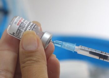 Começou nesta quinta (09) em Noronha, segunda fase da vacinação bivalente contra Covid para idosos