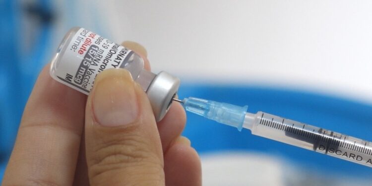 Começou nesta quinta (09) em Noronha, segunda fase da vacinação bivalente contra Covid para idosos