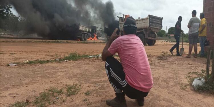 Motorista Marcos César desolado vendo sua caçamba em chamas