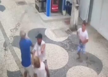 Momento em que turistas argentinos são assaltados no Centro do Recife