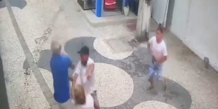 Momento em que turistas argentinos são assaltados no Centro do Recife