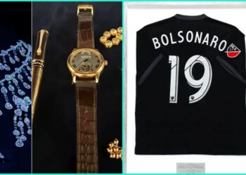 Ex-presidente ganhou pelos menos três relógios, um cordão de diamantes, um par de brincos.