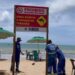 Placa sobre proibição de banho na Praia de Piedade, em Jaboatão, no Grande Recife.