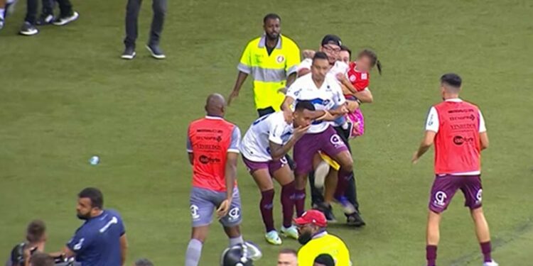 Inter x Caxias termina com pancadaria generalizada entre jogadores dos dois times