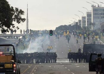 Manifestantes invadem prédios públicos na praça dos Três Poderes no 8/1
