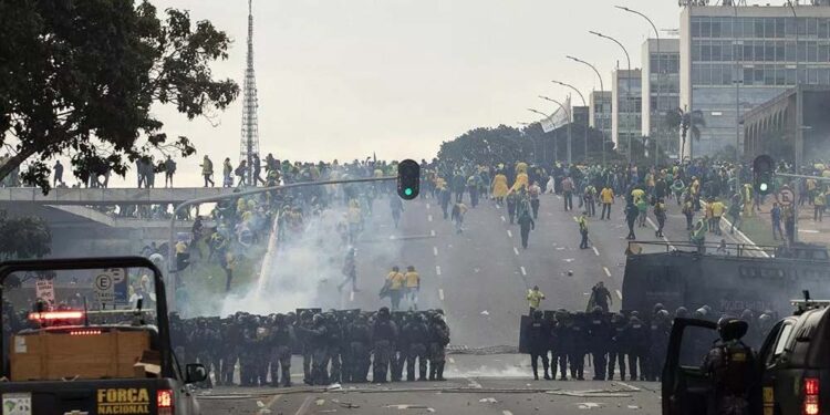 Manifestantes invadem prédios públicos na praça dos Três Poderes no 8/1