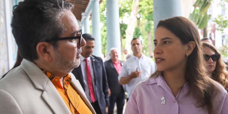 Raquel Lyra em conversa, hoje, com o jornalista Ricardo Antunes